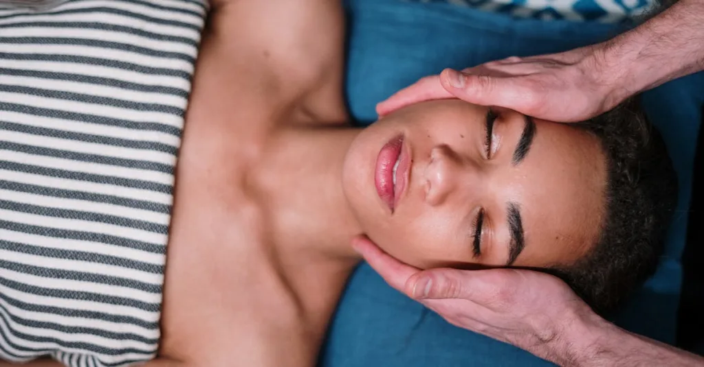découvrez les bienfaits du massage du visage pour une peau éclatante, détendue et rajeunie. techniques efficaces pour revitaliser votre peau et réduire les tensions.