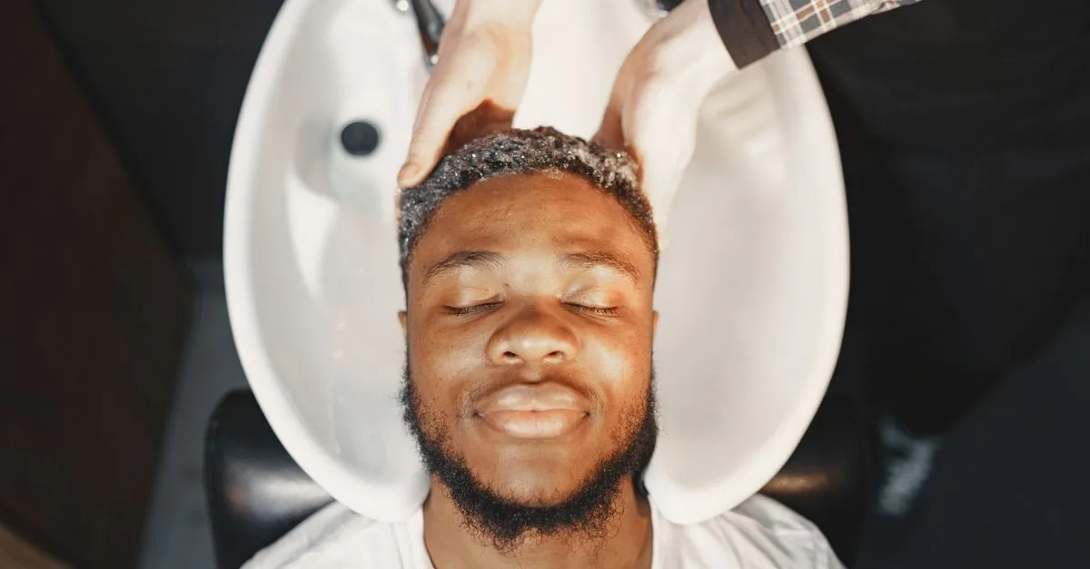 découvrez nos conseils et produits essentiels pour des soins capillaires adaptés à tous les types de cheveux, pour une chevelure saine et éclatante.